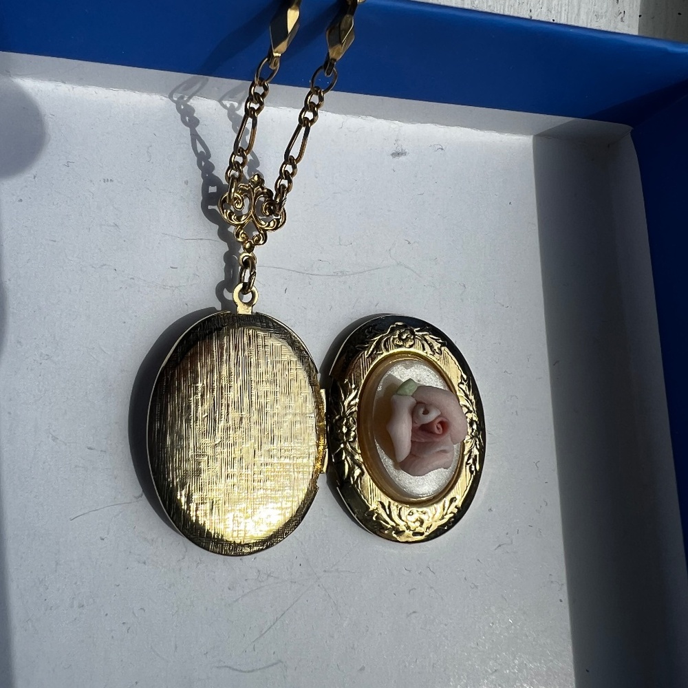1928 Brand Cameo Rose Flower Locket Necklace - Picture 2 of 3